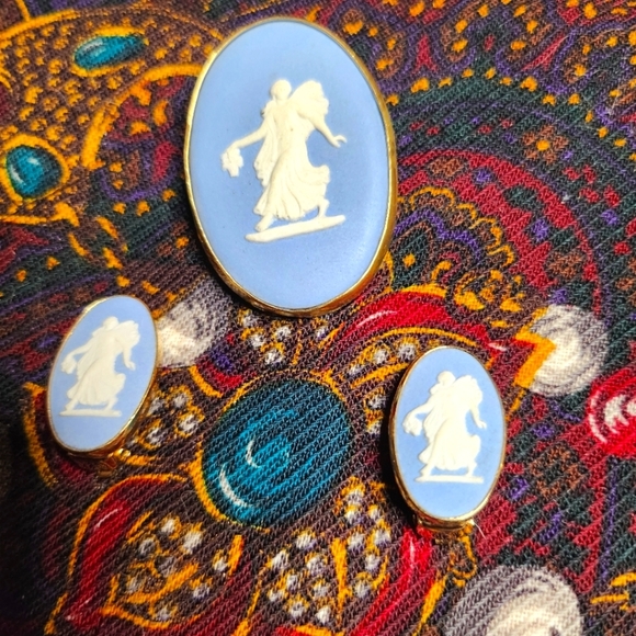 Wedgwood set Vintage brooch and clip on earrings - Picture 1 of 9